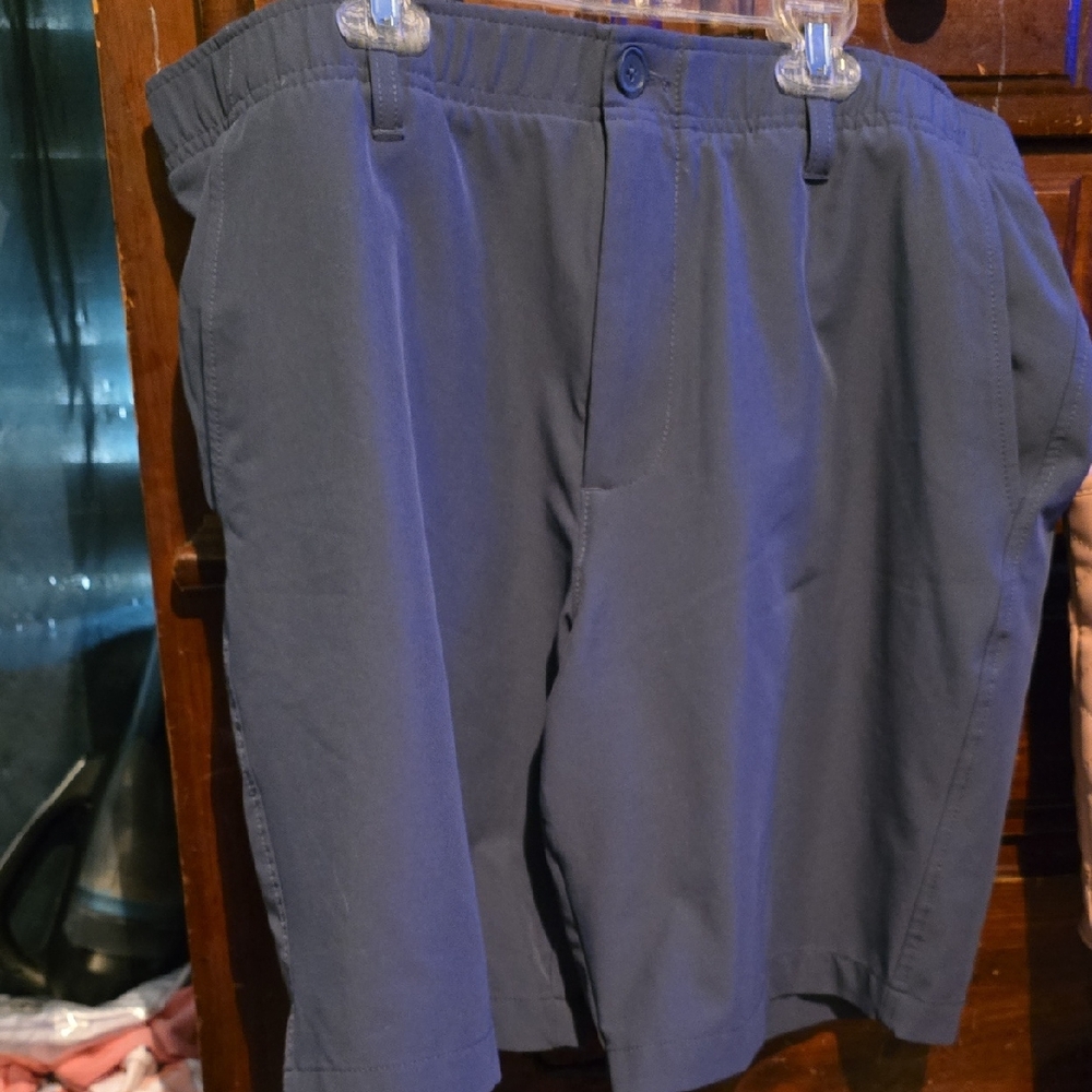 !!.           Men's 38 Gray Flat Front Shorts.     S1